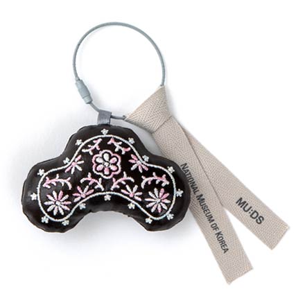 Keyring(Box with chrysanthemum scroll design)