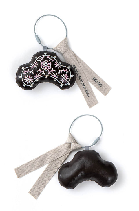 Keyring(Box with chrysanthemum scroll design)