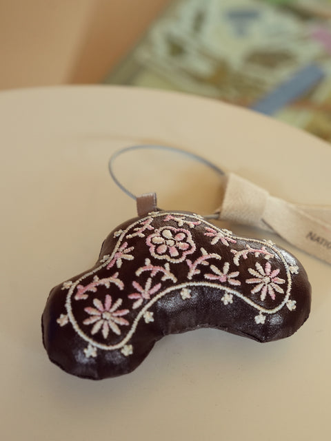 Keyring(Box with chrysanthemum scroll design)