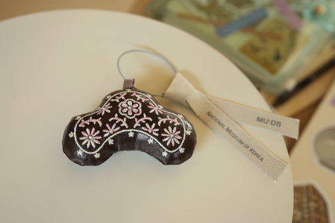 Keyring(Box with chrysanthemum scroll design)