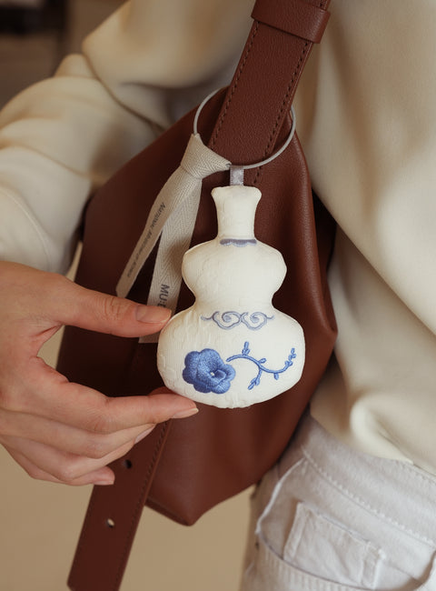 Keyring(Bottle with Flower and Scroll)