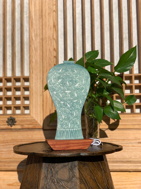 Light Hanji (Vase with Cranes and Clouds)