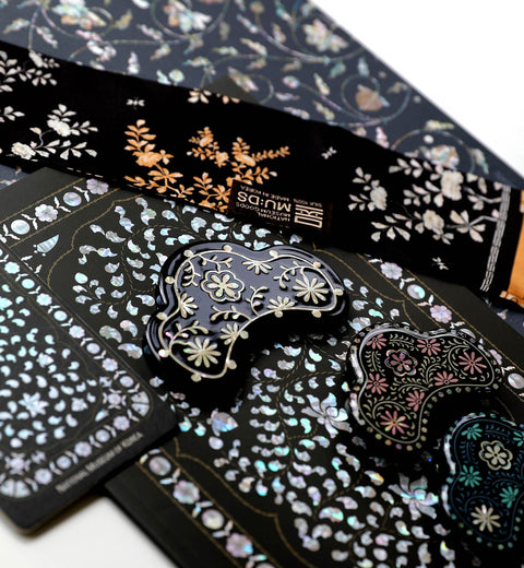 Hand Mirror (Box with chrysanthemum scroll design)