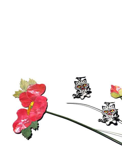 カササギとトラのバッジ